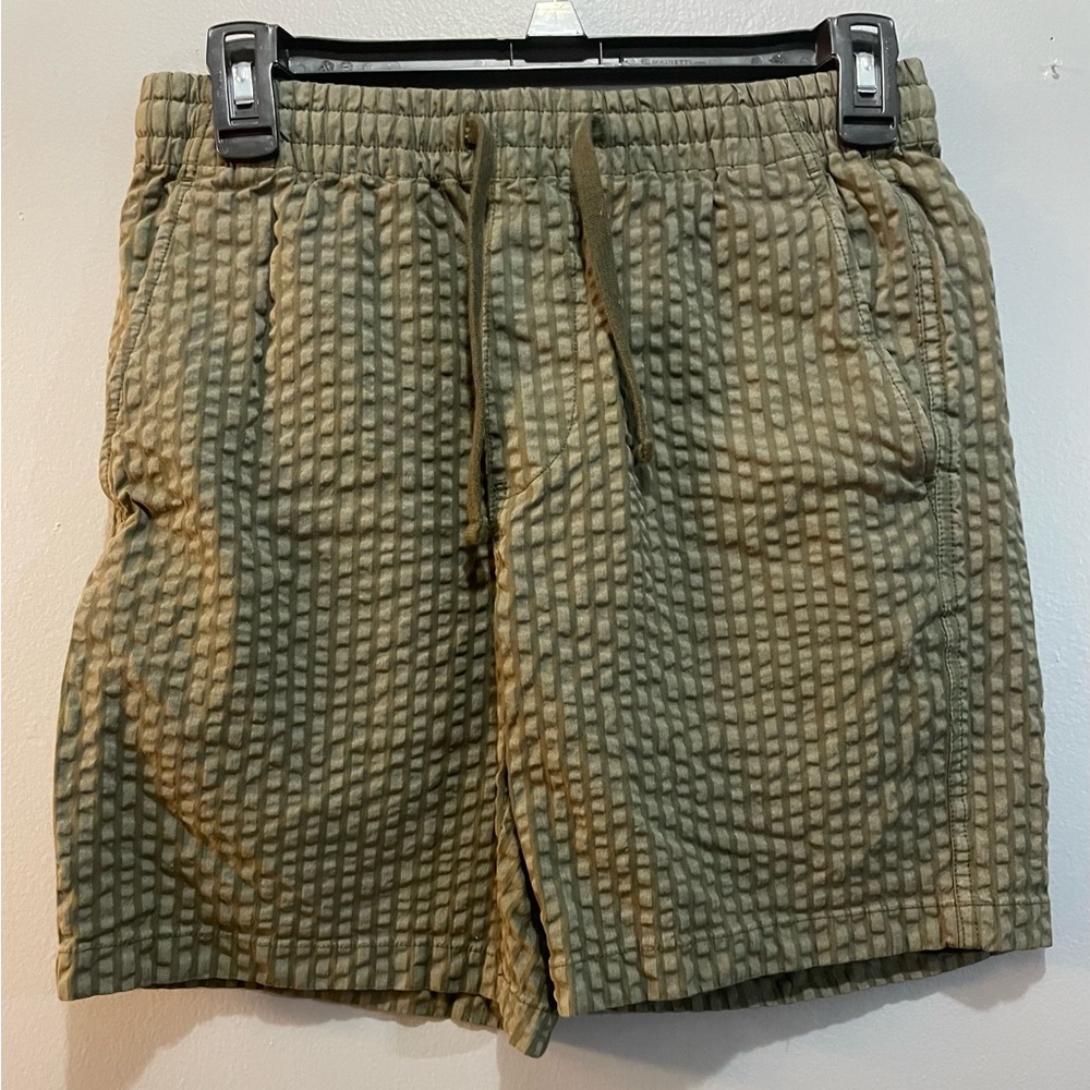 TODD SNYDER 7" SEERSUCKER WEEKEND SHORT IN FADED OLIVE